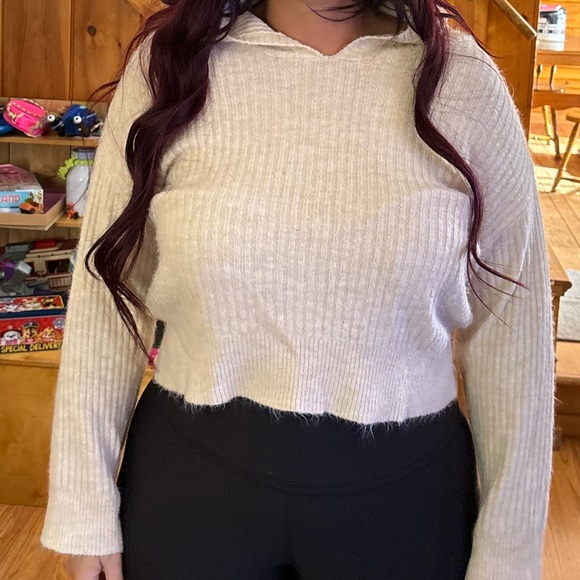 White/cream colored Cropped Hooded Sweater - Picture 1 of 4
